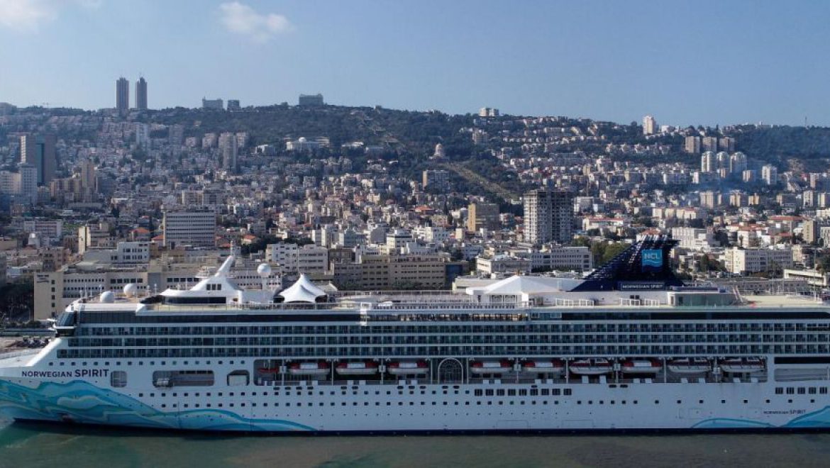 Norwegian Spirit con Haifa de fondo. Foto del skimmer de Erez Simon, geodrons Renovación de cruceros de Norwegian Cruise Line