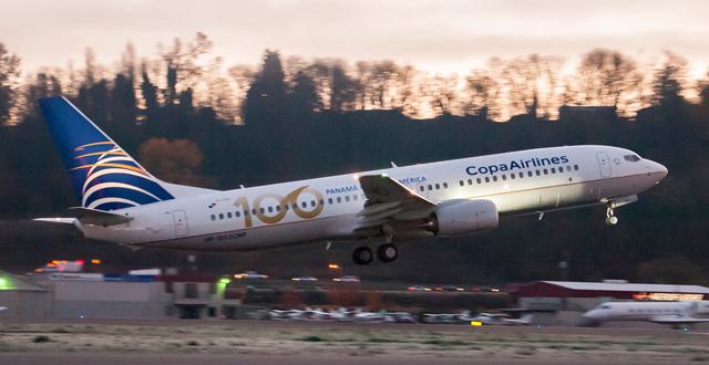 מטוס בואינג 737-800 מעוטר במספר 100נוחת בפנמה (צילום: בואינג)