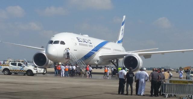 מטוס הדרימליינר של אל על מגיע לנתב