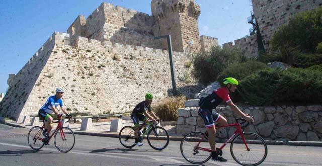 ניר ברקת ברכיבה משותפת עם רוכב האופניים האגדי, אלברטו קונדאטור (צילום: אורן בן חקון) 