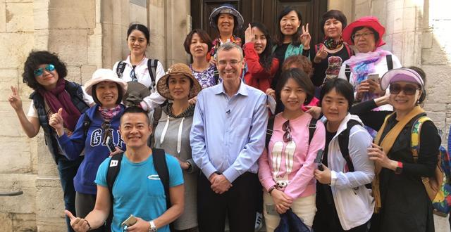 שר התיירות יריב לוין בחברת תיירים סינים בירושלים