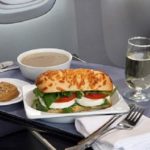 יונייטד מציעה ארוחות גורמה לנוסעי הפרימיום בטיסות בצפון אמריקה