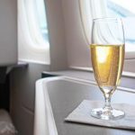 האם נוסעי מטוסים סובלים יותר מבעבר מבעיית שתייה ?