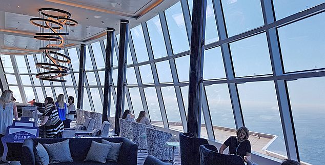 OBSERVATION LOUNGE ( סיפון 15 ) - היהלום שבכתר באנייה החדשה, 180 מעלות של תצפית דרך זכוכיות ענק למראה מושלם של נופי אלסקה או הקריביים, ישובים בכורסאות נוחות ומשקה טוב לחימום האווירה. צילום עוזי בכר