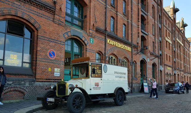  Speicherstadt Kaffeerösterei – בית קפה ייחודי בו מייצרים, מוכרים ושותים קפה טוב לצד עוגות מיוחדות. צילום עוזי בכר
