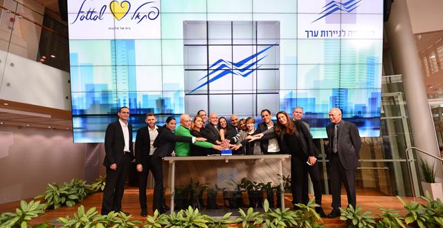 דוד פתאל פותח את המסחר בבורסה בתל אביב. צילום עומר מסינגר