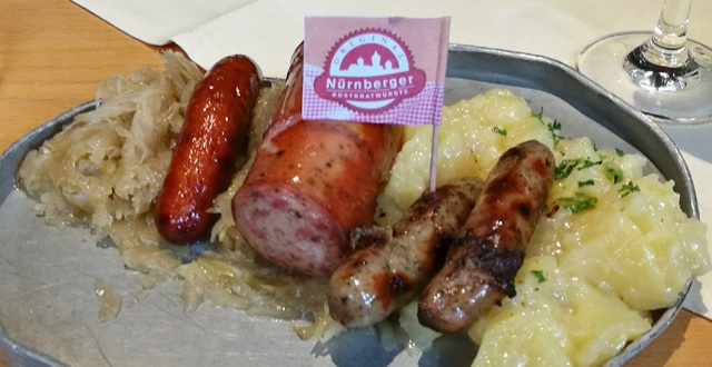 נקניקיות גרמניות מקוריות בבית אוכל בנירנברג. צילום עירית רוזנבלום