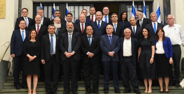 לאחר ישיבת הממשלה מצטלמים למזכרת בחזית בית העצמאות בתל אביב. צילום חיים צח, לעמ