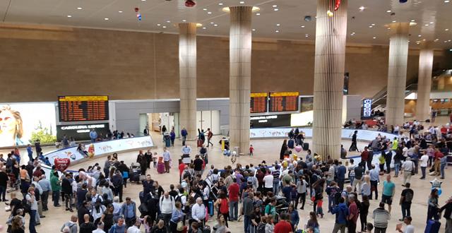 נוסעים נכנסים בנתב"ג. צילום עוזי בכר