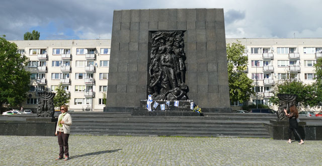 האנדרטה לזכר גיבורי גטו ורשה של הפסל נתן רפפורט (צילום: עוזי בכר)