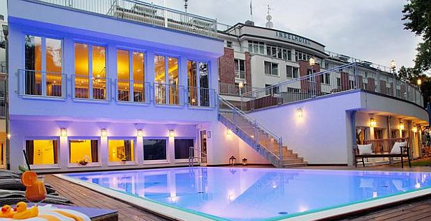בריכת שחייה חיצונית במלון INSELHOTEL פוטסדאם . צילום אתר המלון