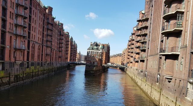 המבורג- עיר התעלות של גרמניה על גדות נהר האלבה, בה אורכן של התעלות החוצות את העיר והגשרים בה גדול מאשר בוונציה ואמסטרדם. צילום עוזי בכר