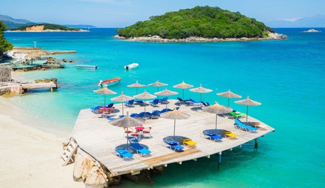 רצועת חוף באלבניה. סביב חופי הים של אלבניה מתנשאים הרים לגובה של מעל 2,000 מטרים. צילום יחצ