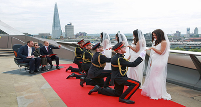 הגינונים המלכותיים של משתתפי תחרות איזי ג'ט לקראת החתונה המלכותית. צילום יחצ