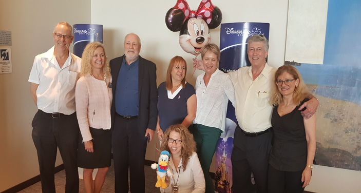 שניה משמאל, בריג'יד מקדונל מנהלת שיווק בינלאומי בחברת דיסני לצד צוות אראי וטל תעופה. צילום עוזי בכר