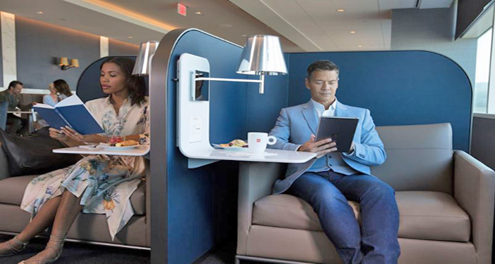 פינת ישיבת עבודה בטרקלין פולאריס של יונייטד איירליינס בסן פרנסיסקו. צילום יחצ