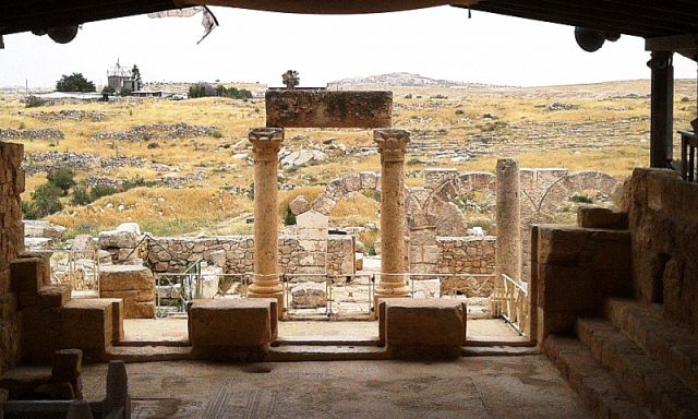 מבנה בית הכנסת המפואר בסוסיא העתיקה. צילום שוש להב