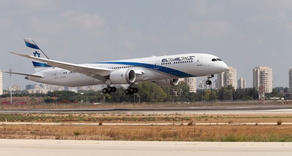 מטוס הדרימליינר 787 הראשון של אל על בנחיתה במסלול 12-30 בנתב"ג. צילום סיון פרג