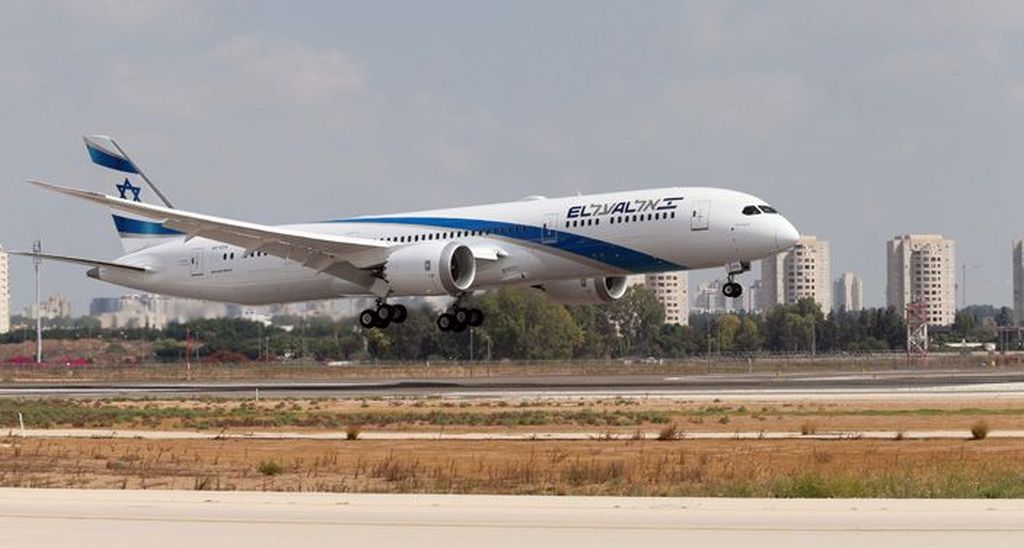 מטוס הדרימליינר 787 הראשון של אל על בנחיתה במסלול 12-30 בנתב"ג. צילום סיון פרג
