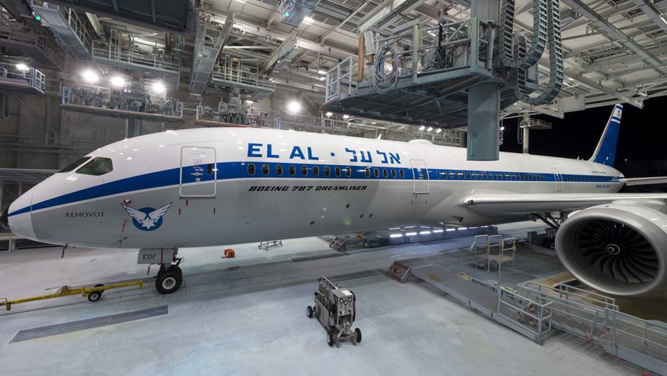 מטוס הרטרו של אל על במפעל בואינג. צילום: Timothy Stake, Boeing