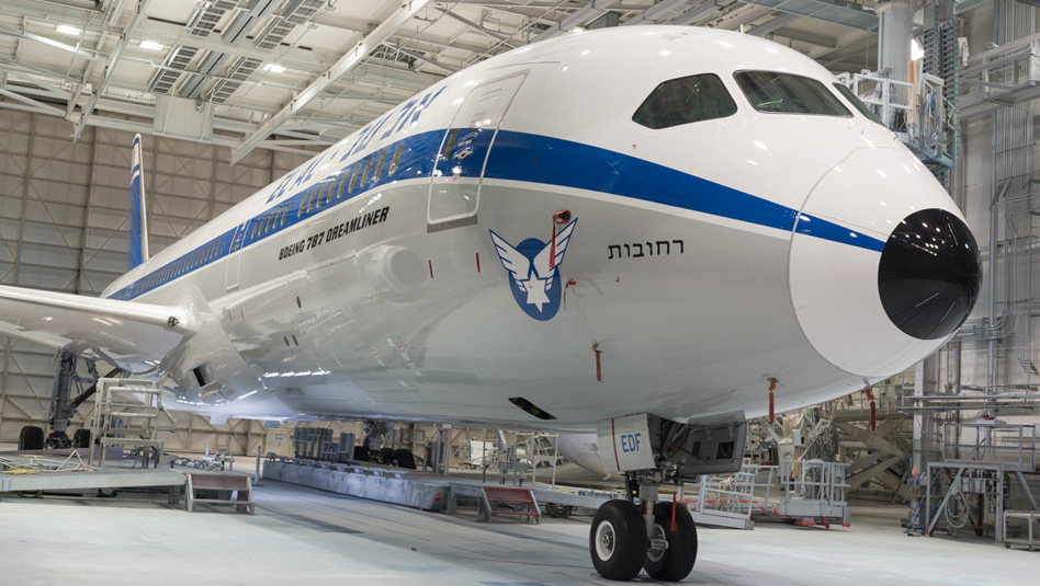 אל על מציגה מטוס 787 צבוע רטרו 707. צילום: Timothy Stake, Boeing