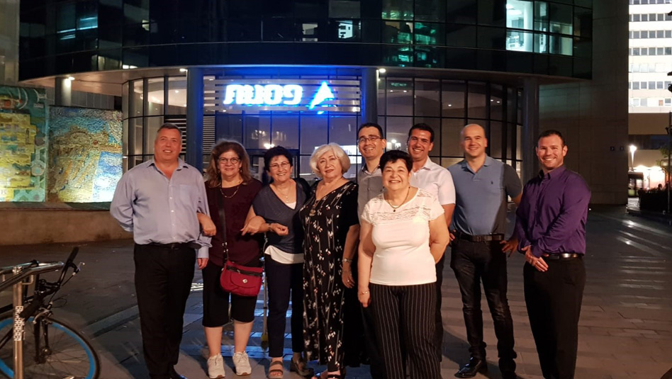 עובדי Cruis No.1 עם ניק ווילקינסון ( ראשון משמאל) ואייל סולומון נציג נורוויג'יאן קרוז ליין בישראל ( ראשון מימין )