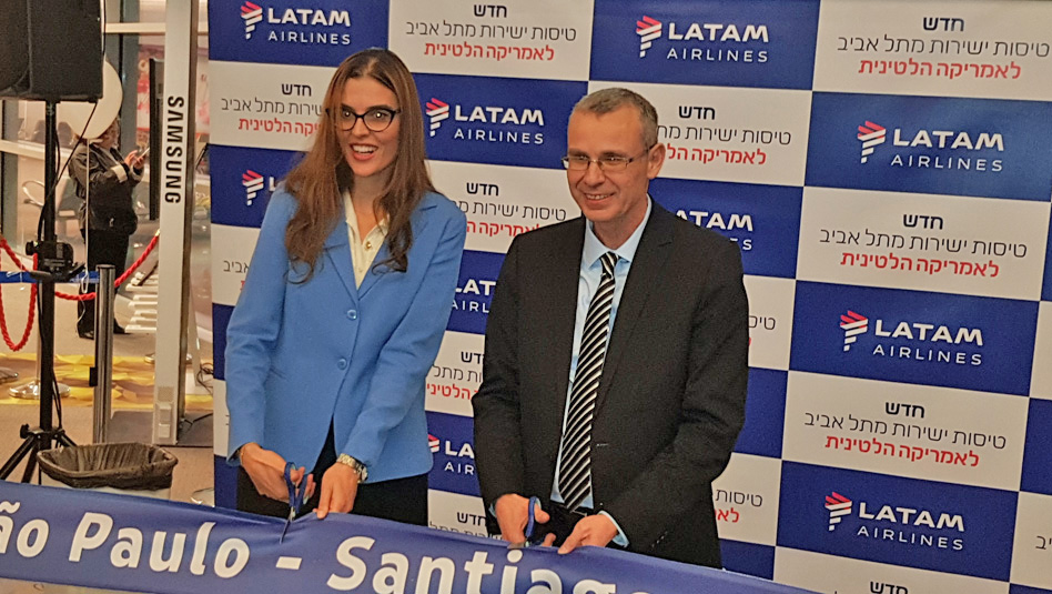 שר התיירות יריב לוין עם קלאודיה סנדר, סגנית נשיא ומנכ"לית לאטאם איירליינס בטקס בנתב"ג. צילום עוזי בכר