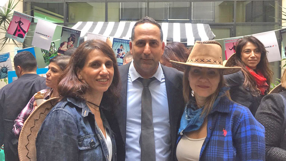 משמאל: רינת חי ברקן, מנהלת השיווק של הקבוצה בישראל, באמצע – אלון נטע, מנהל הקבוצה בישראל. צילום יח"צ