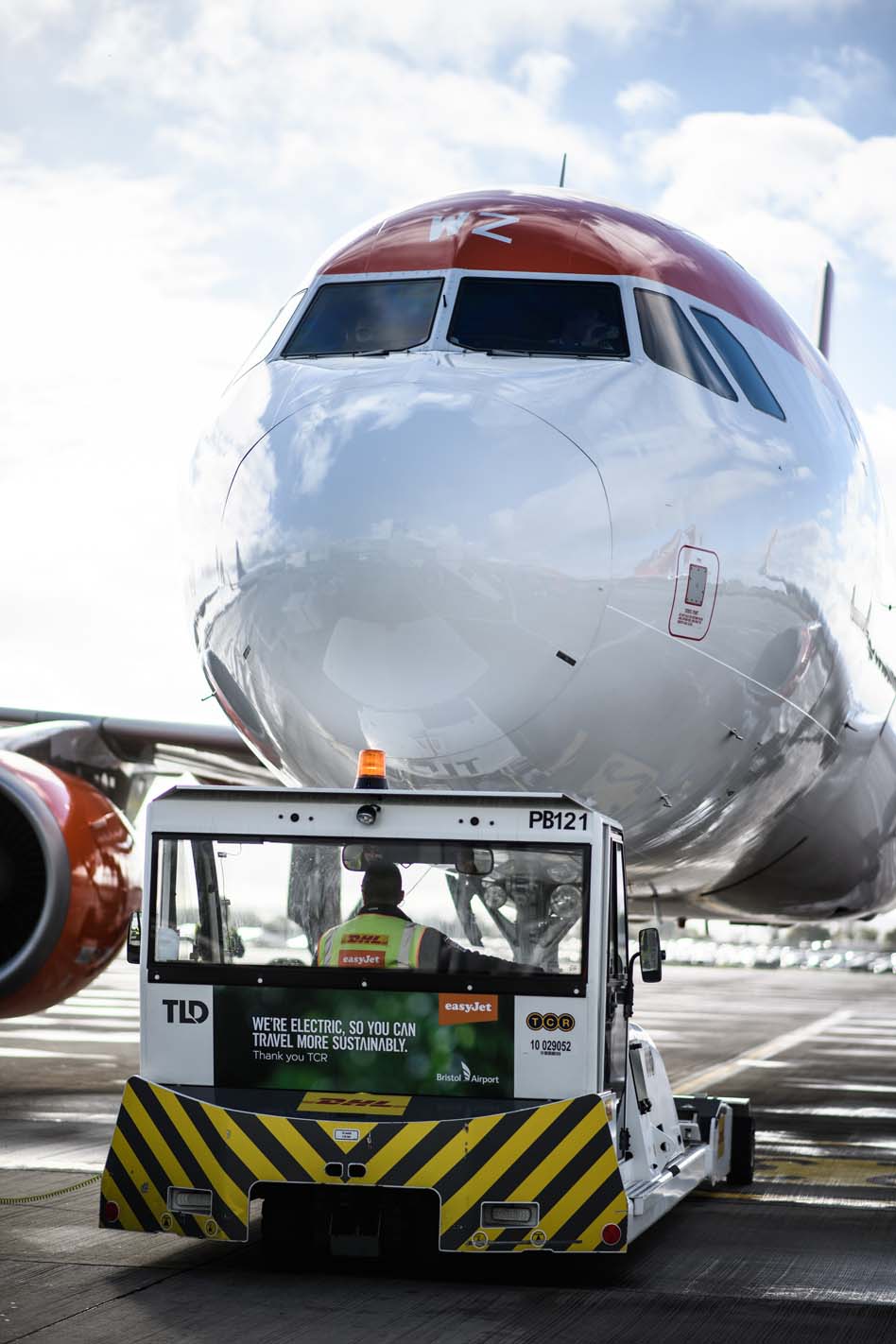 אמצעים חשמליים למתן שירותי קרקע למטוסים בנמל התעופה של בריסטול. צילום יח"צ