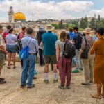 "ליצור מתווה פיצויים עבור מורי הדרך ונתוני שירותי תיירות"