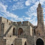 בוחרים בסיורים במגדל דוד מוזיאון ירושלים, ביום הבחירות המוניציפליות