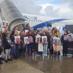 טיסת אל על LY131 עם מטה משפחות החטופים המריאה להאג