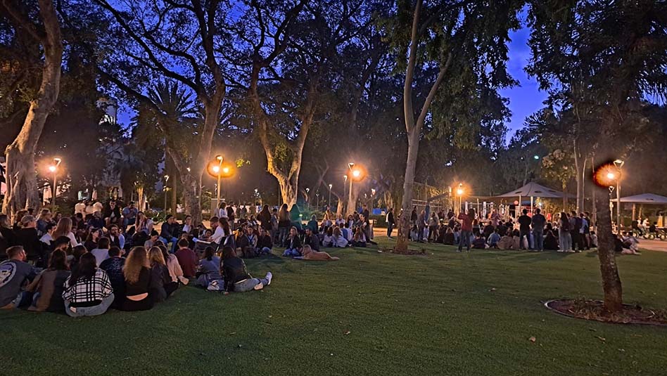 זיכרון בסלון בגן מאיר (2025). צילום באדיבות מיזם זיכרון בסלון

