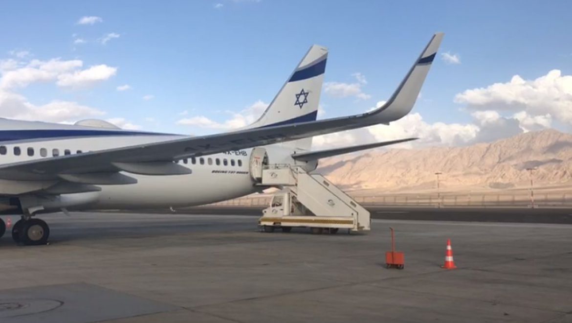 מטוס אל על בנמל התעופה רמון. צילום דוברות רשות שדות התעופה היסטוריה בנמל התעופה רמון: נחיתה של מטוס אל על