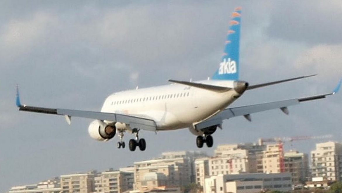 מטוס ארקיע נוחת בשדה דב טרם סגירתו. המאבק נמשך עד הרגע האחרון יו”ר ההסתדרות ארנון בר-דוד: סגירת שדה דב זו בכיה לדורות