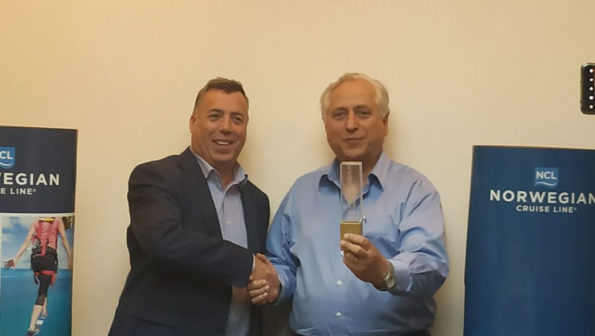 מימין, בועז וקסמן וניק ווילקינסון מנורוויג'יאן קרוז ליין בטקס קבלת העיטור. צילום יח עיטור מיוחד לבועז וקסמן מנורוויג’יאן קרוז ליין