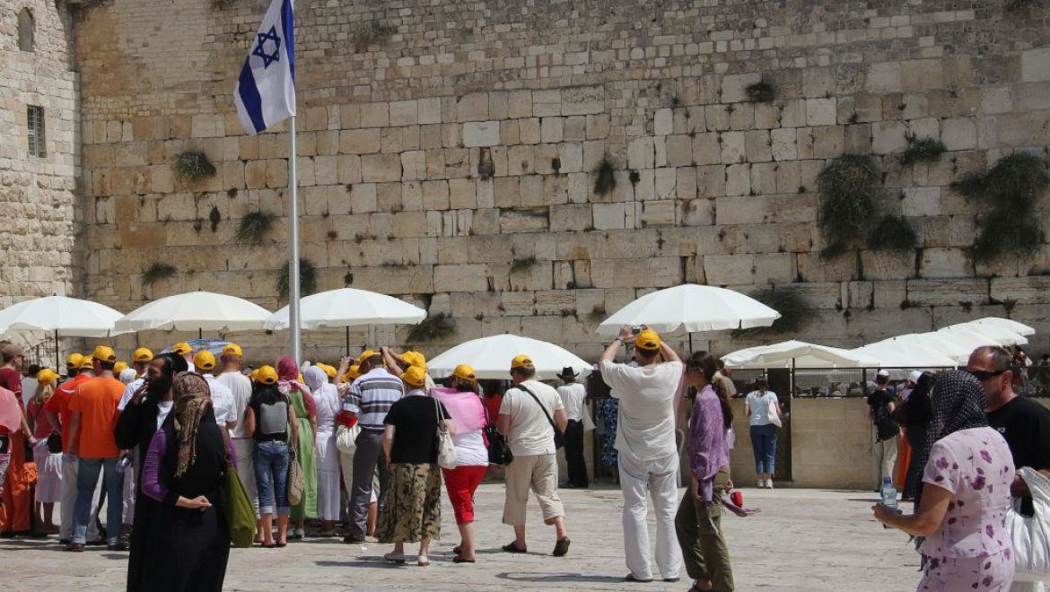 תיירים בכותל. התיירים מעדיפים את ירושלים והישראלים את אילת. צילום depositphotos רשות האוכלוסין: מיום שישי יצאו כ-24 אלף זרים ונכנסו כ-17,5 אלף