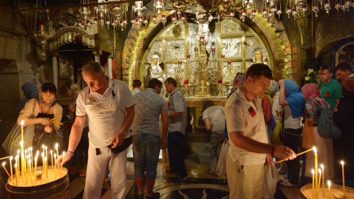 תיירים בכנסיית הקבר. מעל מחצית מהתיירים המבקרים בישראל הם נוצרים (54.9%), צילום Depositphotos מרץ 2018: עלייה של 34% בכניסות התיירים – רק 18% בלינות