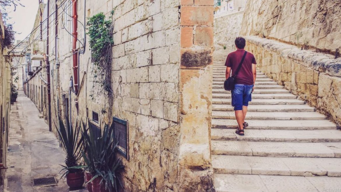 בוחרים בערים משניות. מטייל על מדרגות וואלטה שבמלטה.צילום booking.com עשור חדש בפתח: עם פחות עודף-תיירות – ועם הרבה טכנולוגיה