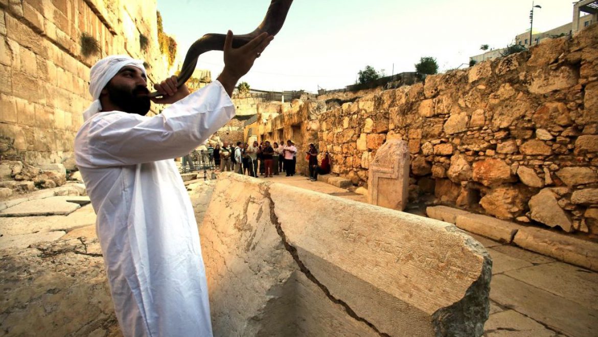 תקיעה בשופר בסיורי סליחות ברובע היהודי. צילום יוסי זמיר בחודש הרחמים והסליחות: סיורי סליחות ופיוטים בירושלים