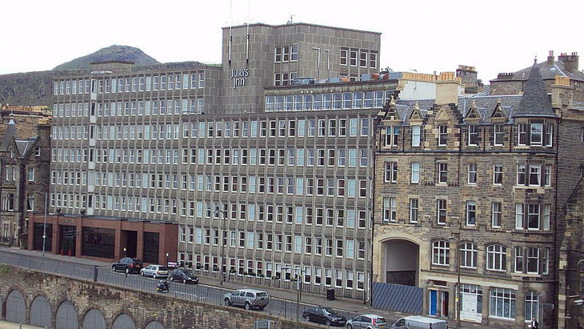 המלון המושכר לחברת Jury’s Inn, אותו רכשה פתאל נכסים באדינבורו. צילום יח פתאל החזקות הגדילה את הכנסותיה ברבעון השני בכ-33%