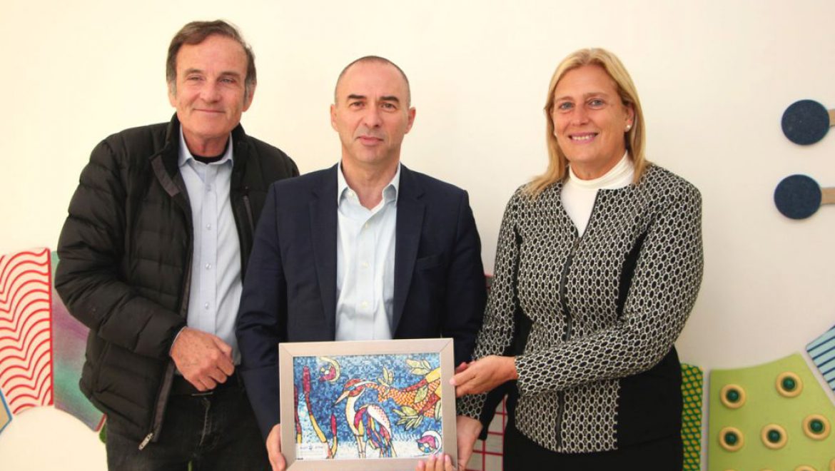 ענת גורן, גונן אוסישקין ועמוס שפירא עם התמונה שהכינו החניכים. צילום קובי יוסף לכאן הולכים הכספים שנאספים במטוסי אל על