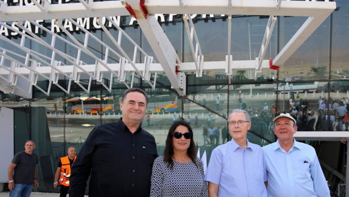 מימין, אליעזר מרום, יעקב גנות, רונה רמון והשר ישראל כץ בטקס קריאת נמל התעופה בתמנע ע מנכ”ל רש”ת יעקב גנות על רונה רמון ז”ל: ״איבדנו אשה מיוחדת”