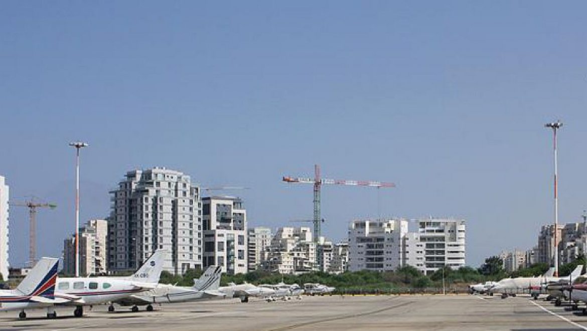 שדה דב בתל אביב. צינור החמצן לעיר אילת. צילום יח ועדת הפנים נגד סגירת שדה דב לפני קבלת היתרי בנייה