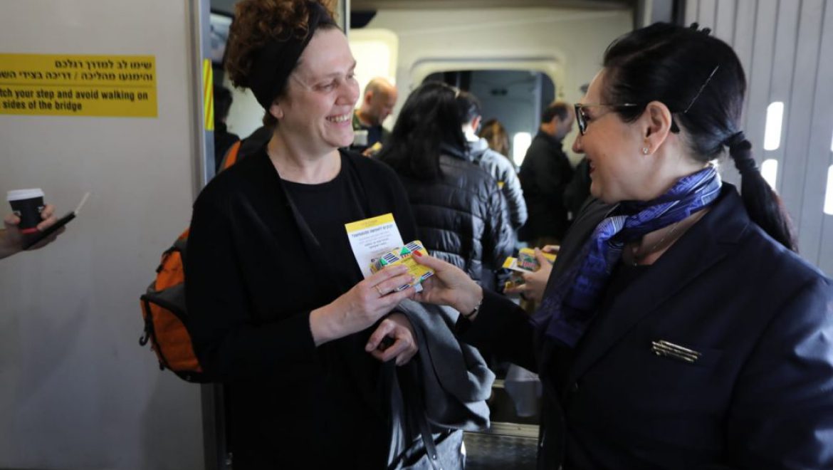 דיילת אל על מחלקת את מארז ל'אוקסטין בטיסת יום האהבה. צילום סיון פרג' שת”פ בין אל על וחברת L’OCCITANE