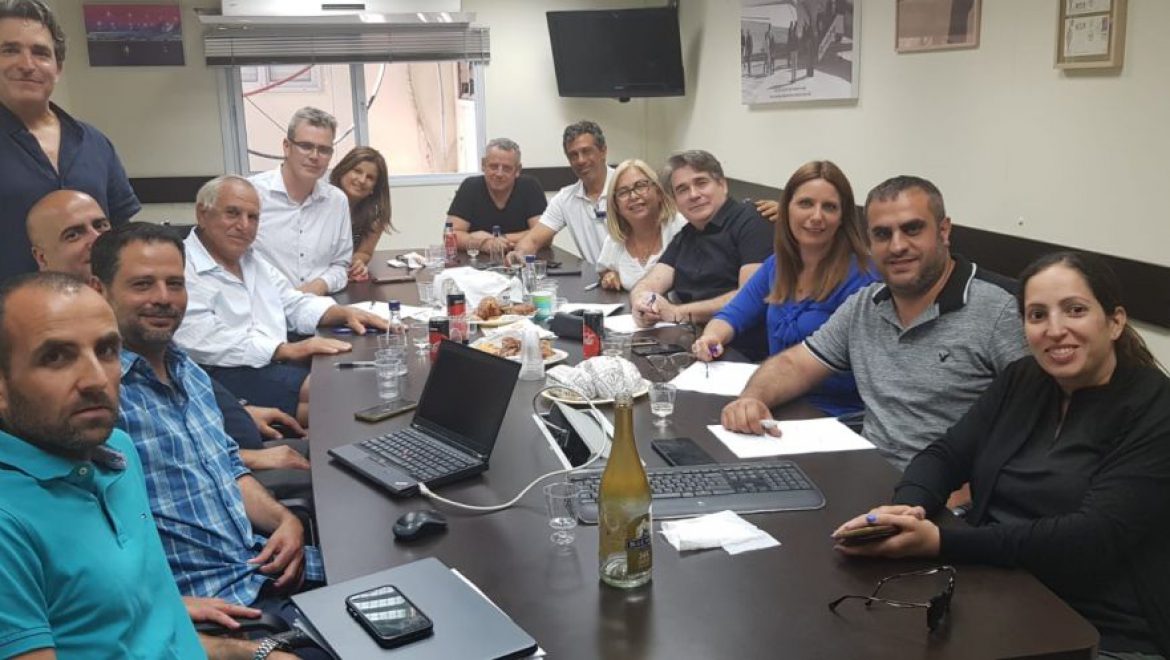 חתימת ההסכם בארקיע בשיתוף ההסתדרות. צילום דוברות ההסתדרות הסכם קיבוצי חדש בארקיע