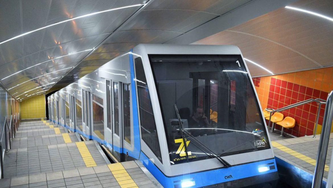הכרמלית החדשה בחיפה. שתי רכבות, כאשר בכל אחת זוג קרונות. צילום ראובן כהן דוברות עיריית חיפה שובה של הכרמלית