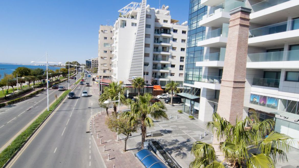 קו החוף של לימסול בקפריסין. הקפריסאים העדיפו את יוון ובריטניה. צילום Depoxitphotos אין נביא בעירו: הקפריסאים נהרו לחו”ל