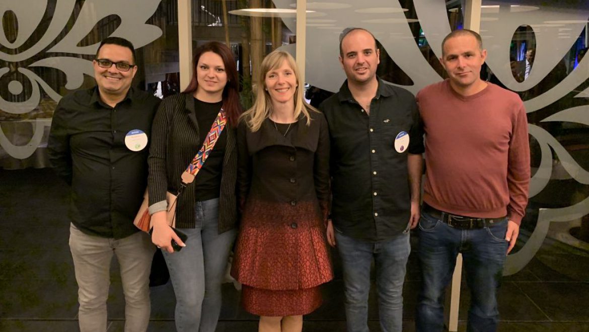 המשלחת הישראלית לכנס התיירות בסלובניה וקרמן נוברליק, מנהלת בכירה בלשכת התיירות של סלובניה. צילום יח הישראלים וסלובניה: עליה של כעשרה אחוזים במספר המבקרים ב-2018