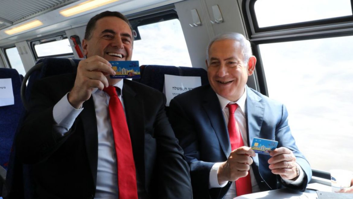 ראש הממשלה בנימין נתניהו ושר התחבורה ישראל כץ חונכים את הרכבת המהירה לירושלים. צילום משרד התחבורה הוארך הסדר הנסיעות בחינם ברכבת המהירה בקו נתב”ג-ירושלים